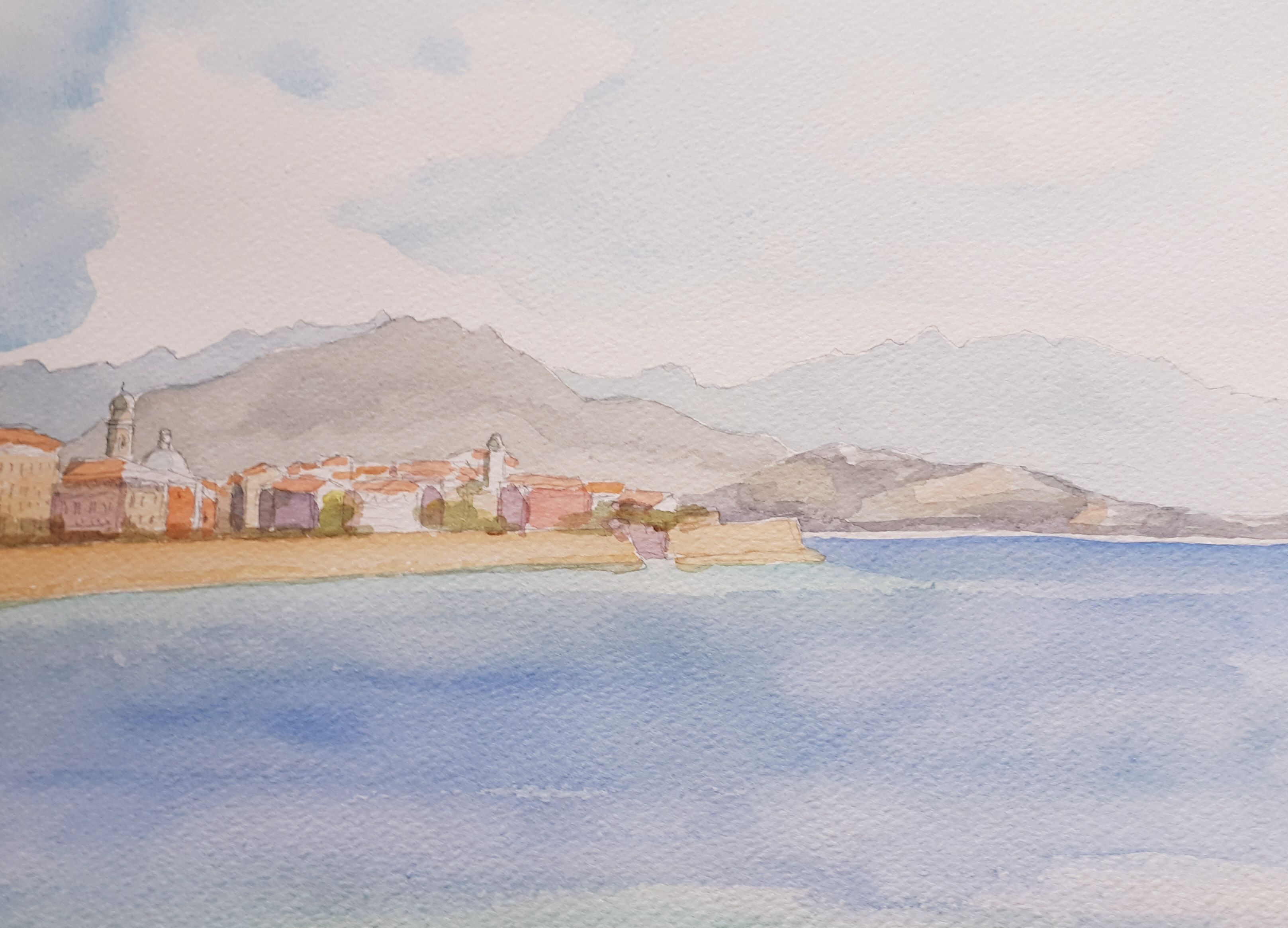 Vue panoramique d'un paysage côtier représentant des maisons colorées, des montagnes en arrière-plan et une mer calme, peint à l'aquarelle.