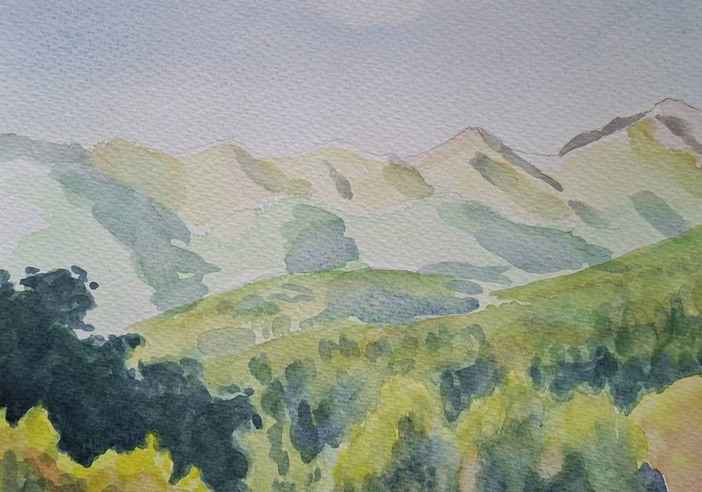 Paysage montagneux aquarelle avec des nuances de vert et des collines lointaines sous un ciel clair.