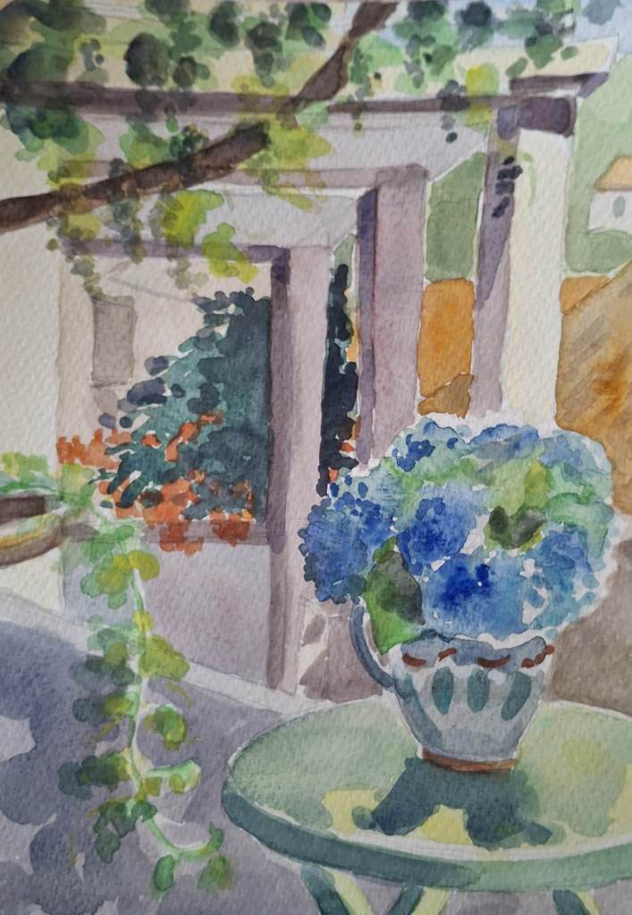 Aquarelle représentant un vase de fleurs bleues sur une table verte, entouré de plantes et de murs colorés.