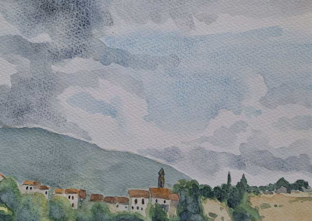 Une aquarelle représentant un paysage de collines avec des nuages gris et une campagne en bas, incluant des maisons blanches avec des toits bruns.