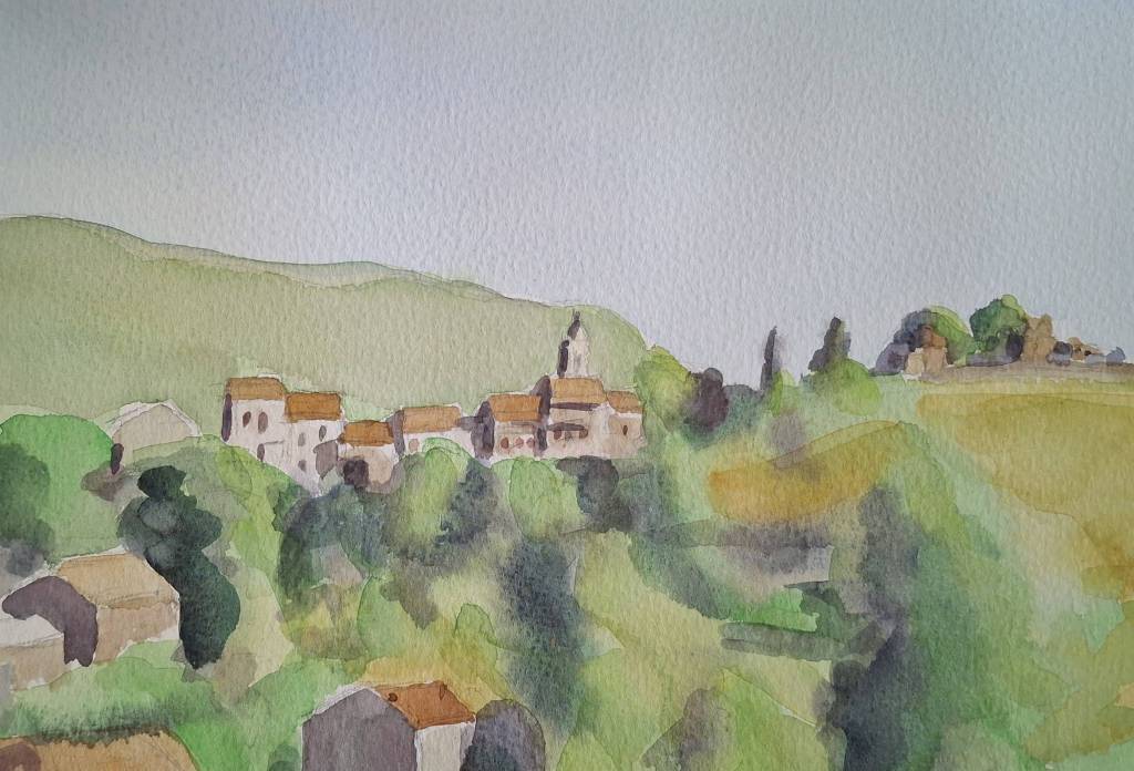 Aquarelle représentant un village paisible avec des maisons aux toits en tuiles, entouré de collines verdoyantes et d'arbres.