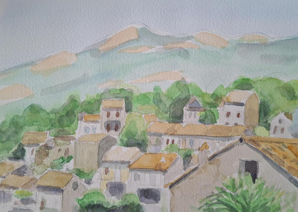 Peinture aquarelle représentant un village avec des maisons aux toits en tuiles, entouré de collines verdoyantes.