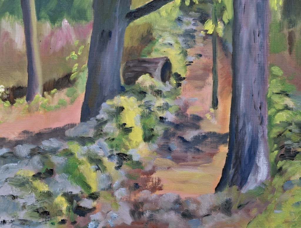 Une peinture représentant un sentier forestier bordé de grands arbres, avec des touches de vert et de marron, évoquant une atmosphère paisible.