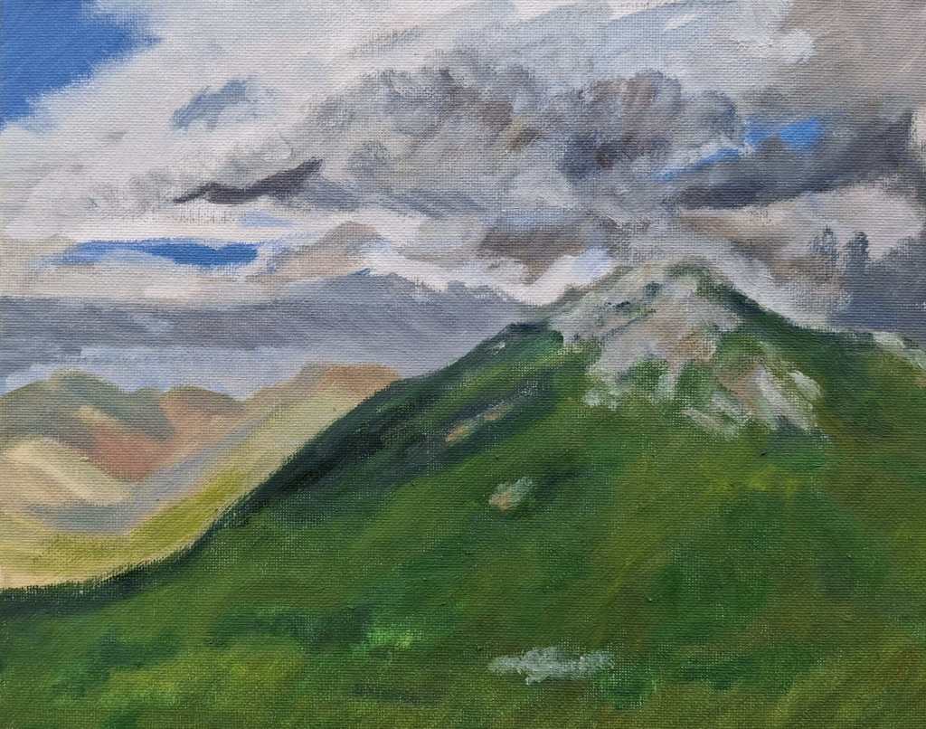 Peinture d'une montagne verdoyante sous un ciel nuageux, avec des nuances de gris et de bleu.