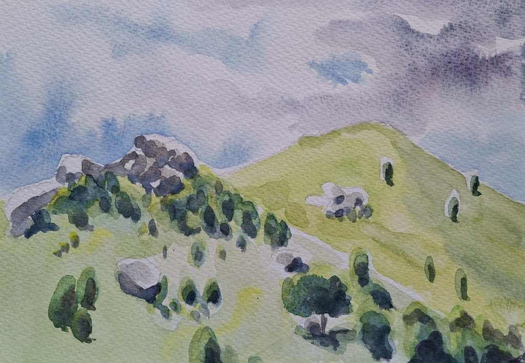 Peinture à l'aquarelle d'un paysage verdoyant avec des collines et des rochers sous un ciel partiellement nuageux.