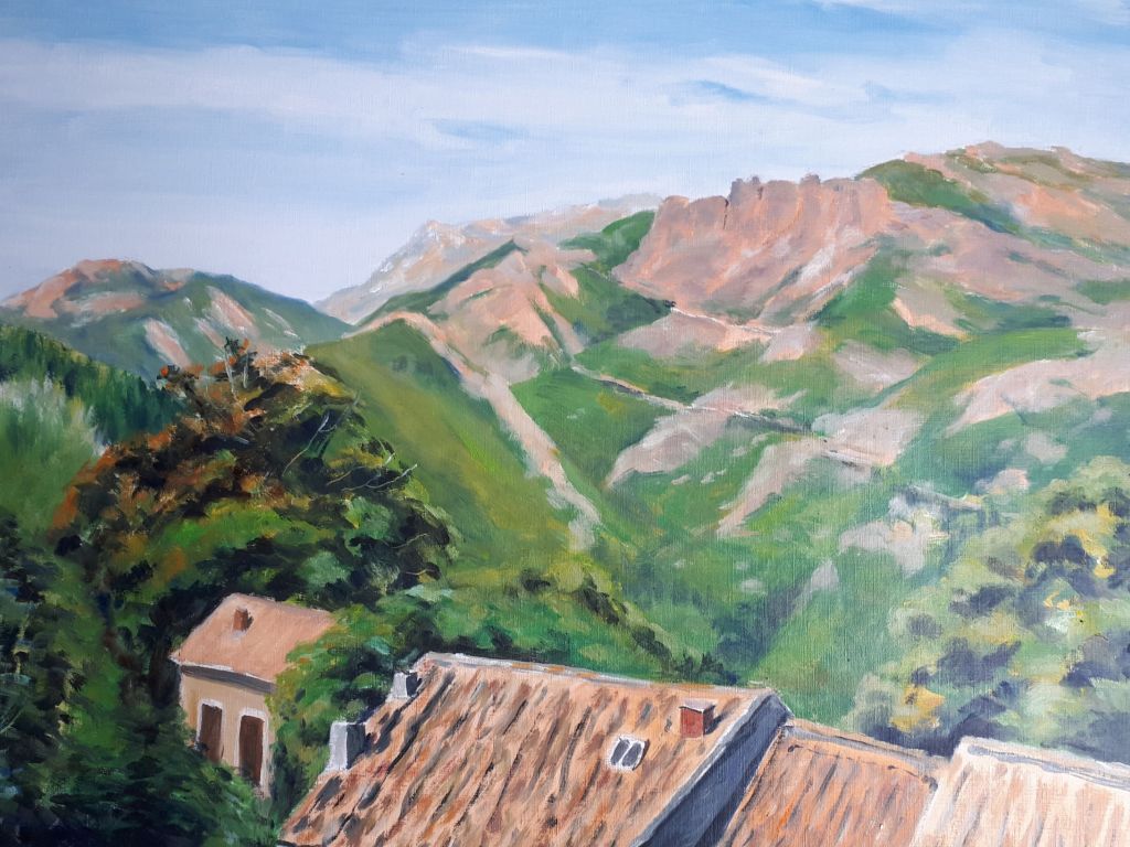 Une peinture représentant des collines verdoyantes avec des montagnes à l'arrière-plan et des toits en tuiles en premier plan.
