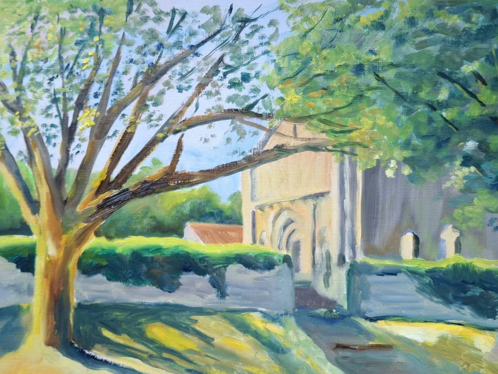 Un paysage en peinture représentant un arbre majestueux et un bâtiment ancien derrière une haie verte.