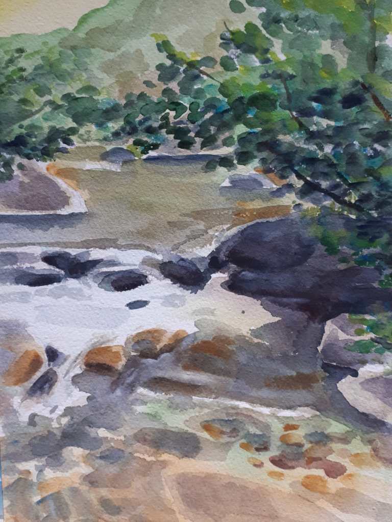 Peinture à l'aquarelle représentant un paysage naturel avec des rochers, de l'eau et des arbres en arrière-plan.