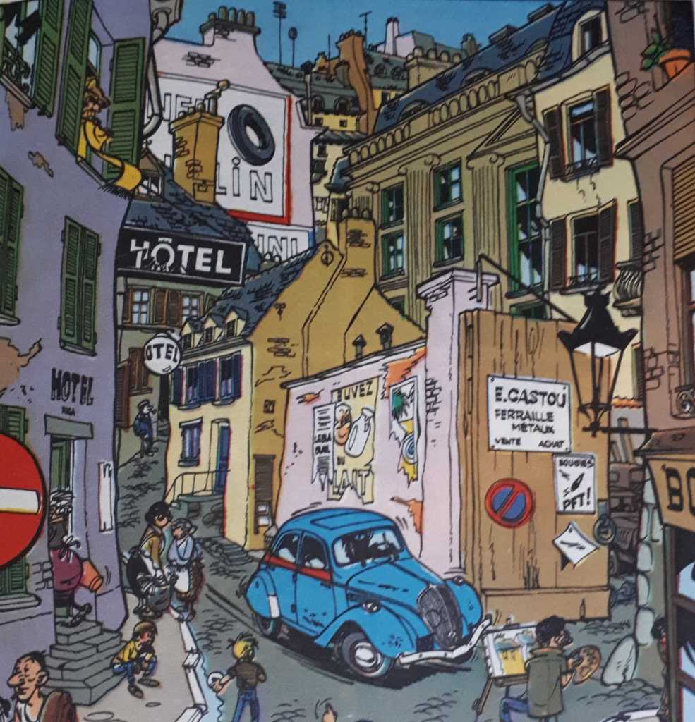 Une rue animée dans un quartier français des années 50, avec des bâtiments colorés, des enseignes de commerces, une voiture bleue et des personnes se déplaçant dans la scène.