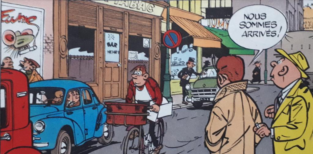 Une scène de rue animée avec des personnages en tenue vintage, une voiture bleue et un café. Un homme exprime son excitation avec le dialogue 'NOUS SOMMES ARRIVÉS!'